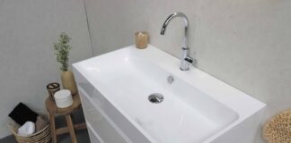 Praktyczne rozwiązania do organizacji łazienki dla osób z małą przestrzenią