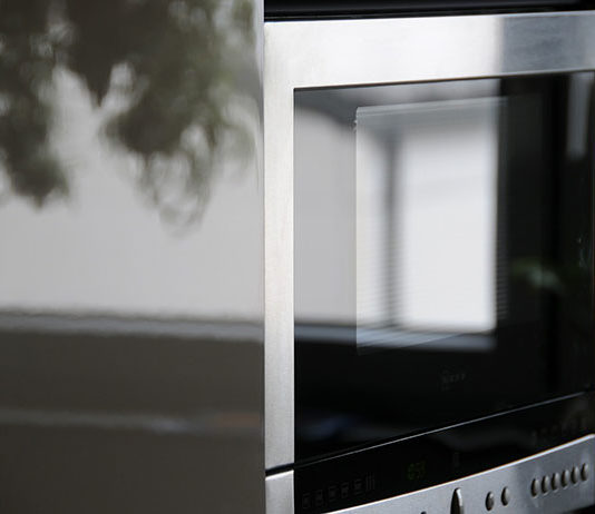 Jak wybrać kuchenkę mikrofalową? Jakie są przydatne funkcje w mikrofalówkach?