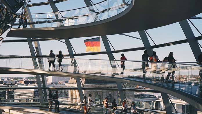 Praca w Niemczech. Czy warto odprowadzać podatki w Polsce, czy za granicą?