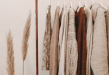 Jak przechowywać sezonowe ubrania poza sezonem, aby zaoszczędzić miejsce i zachować ich jakość