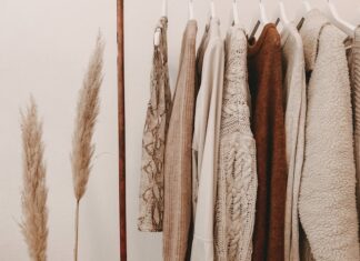 Jak przechowywać sezonowe ubrania poza sezonem, aby zaoszczędzić miejsce i zachować ich jakość