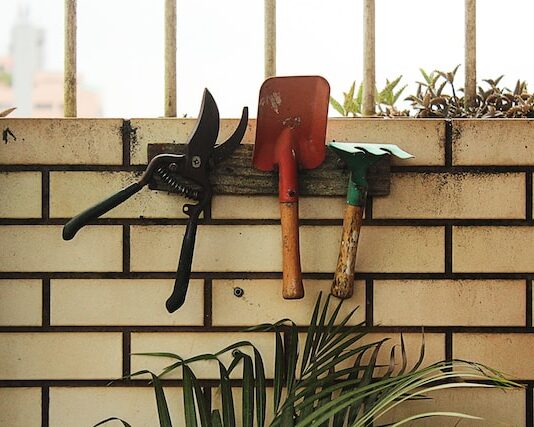 Najlepsze narzędzia dla miłośników majsterkowania w ogrodzie