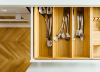 Jak zorganizować kuchenne szafki i szuflady