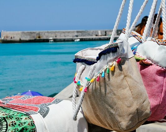Jak wiązać chustę na złamaną rękę?