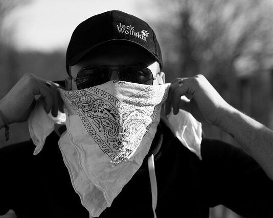 Co oznacza czarna bandana w spodniach?