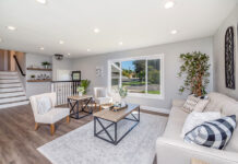 Jak stoliki drewniane i designerskie stoliki zmieniają charakter nowoczesnego salonu