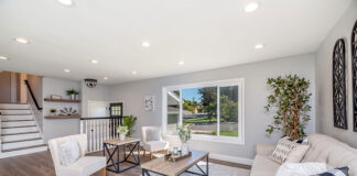 Jak stoliki drewniane i designerskie stoliki zmieniają charakter nowoczesnego salonu